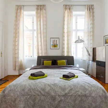 Riverside Green, 5th District بودابست