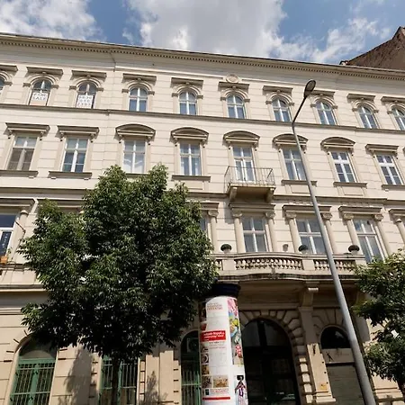 Riverside Green, 5th District بودابست